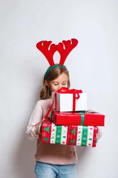 Feliz Niña Sonriente Cuernos Ciervo Con Caja Regalo Navidad —  Fotos de Stock