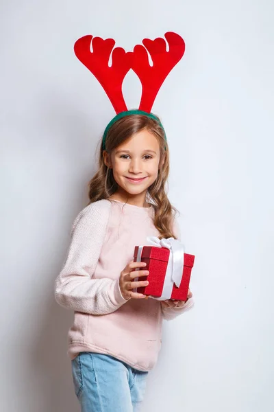 Feliz Niña Sonriente Cuernos Ciervo Con Caja Regalo Navidad —  Fotos de Stock