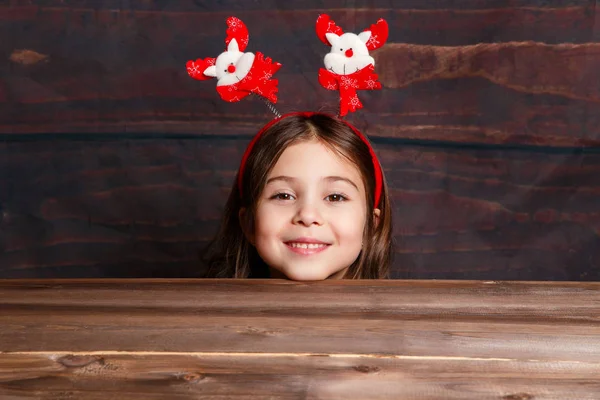 Sorpresa Infantil Concepto Navidad Niña Cuernos Ciervo Haciendo Sorpresa Sobre —  Fotos de Stock