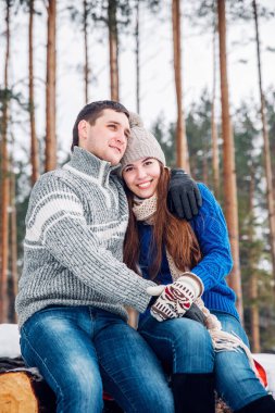 Noel mutlu iki aşk kucaklama karlı kış soğuk ormandaki sonra kopyalama alanı, yeni yıl partisi kutlama, tatil ve tatil, seyahat, sevgi ve ilişkiler