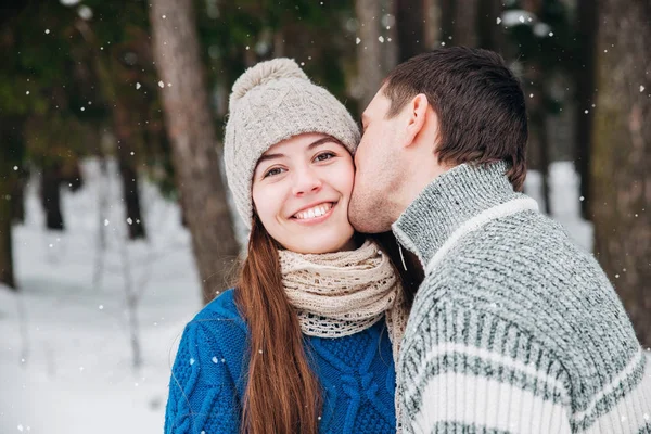 Retrato ao ar livre de jovem casal sensual no inverno frio wather. amor e beijo — Fotografia de Stock