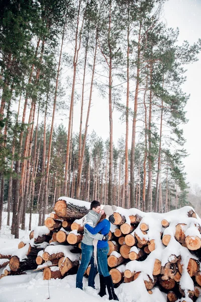 Natal casal feliz no amor abraçar na floresta fria inverno nevado, espaço de cópia, festa de ano novo celebração, férias e férias, viagens, amor e relações — Fotografia de Stock