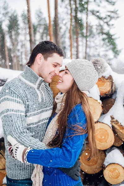 Retrato ao ar livre de jovem casal sensual no inverno frio wather. amor e beijo — Fotografia de Stock