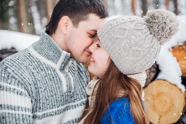 Retrato ao ar livre de jovem casal sensual no inverno frio wather. amor e beijo — Fotografia de Stock