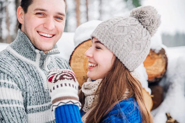 Retrato ao ar livre de jovem casal sensual no inverno frio wather. amor e beijo — Fotografia de Stock