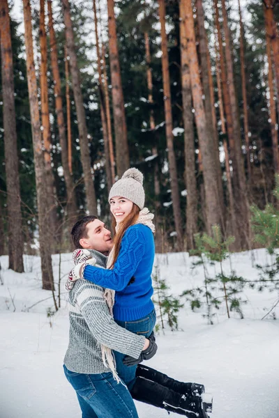 Jovem e menina em winterwear desfrutando de neve e se divertindo — Fotografia de Stock