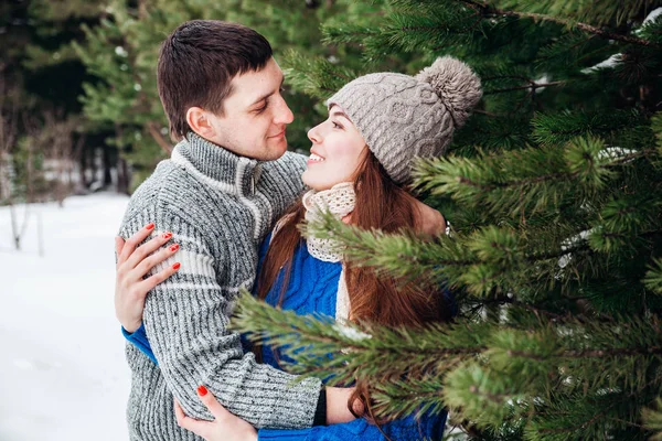 젊은 커플 포옹 하 고 겨울에 공원에서 키스. — 스톡 사진