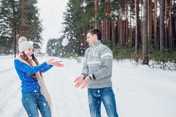 Alegre jovem casal se divertindo no parque de inverno — Fotografia de Stock