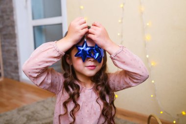 Mutlu Noeller ve mutlu tatiller. Sevimli küçük çocuk kız kapalı Noel ağacı süsleme.