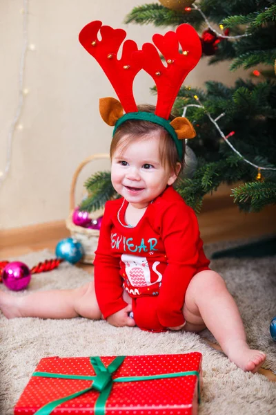 Lindo Reno Bebé Sosteniendo Regalos Navidad Árbol Navidad Casa —  Fotos de Stock