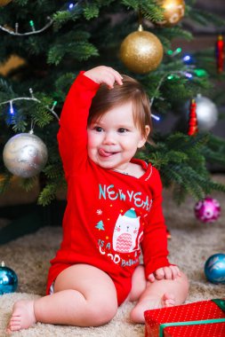 Kırmızı bere yılında Noel fotoğrafı. Yeni yıl tatilleri ve Noel ağacı.