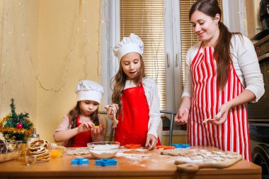 Mutlu Noeller ve mutlu tatiller. Aile hazırlık tatil yiyecek. Anne ve kızı Noel kurabiye pişirme.