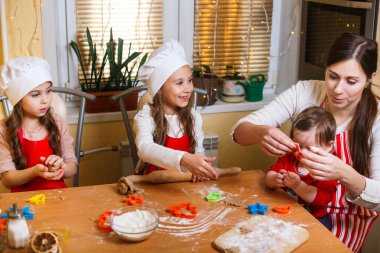 Mutlu Noeller ve mutlu tatiller. Aile hazırlık tatil yiyecek. Anne ve kızı Noel kurabiye pişirme.
