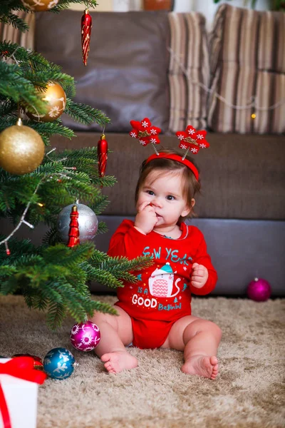 Foto de Natal da criança em boné vermelho. Férias de Ano Novo e árvore de Natal . — Fotografia de Stock