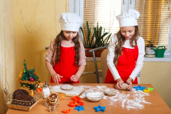 Vrolijk kerstfeest en Happy Holidays. Familie voorbereiding vakantie voedsel. Twee siaters koken kerstkoekjes. — Stockfoto