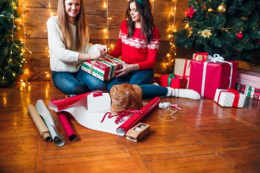 Bir Yılbaşı dekor, eski kağıt ve hediyeler ve kedi yalanlar üzerine bir ahşap arka plan güzel Noel arka plan