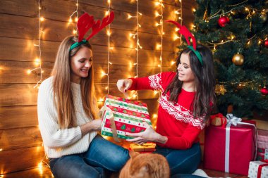 Kaydırma ve Hediyelik Noel ağacı yakınındaki dekorasyon güzel kız