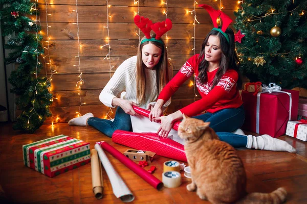 Csomagolás és ajándék közelében karácsonyfa díszítő meg — Stock Fotó
