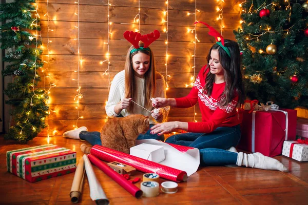Csomagolás és ajándék közelében karácsonyfa díszítő meg — Stock Fotó
