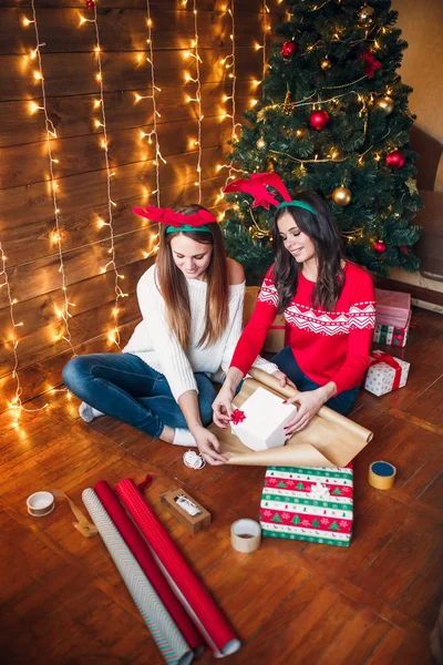 Boldog meg ajándékok karácsonyra, és mosolyogva előkészítése — Stock Fotó