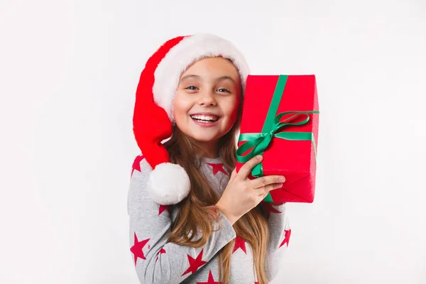 Niño feliz en el sombrero rojo de Santa celebración de regalos de Navidad . —  Fotos de Stock