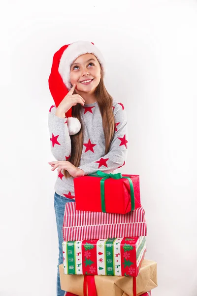 Niño feliz en el sombrero rojo de Santa celebración de regalos de Navidad. Feliz Navidad.  . —  Fotos de Stock