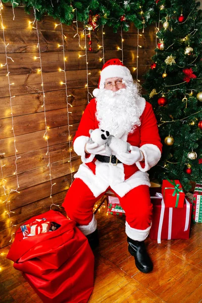 God Jul. Santa Claus nära julgran med gåvor — Stockfoto