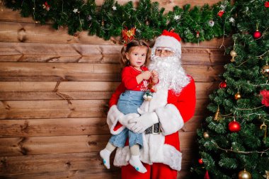 Noel Baba Noel kutlama kavramı kapalı çocuk gülümseyen