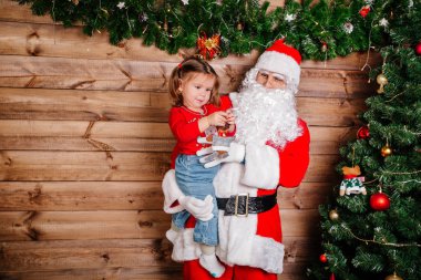 Noel Baba Noel kutlama kavramı kapalı çocuk gülümseyen