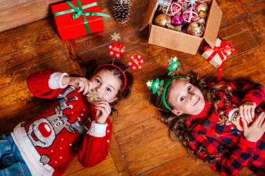 İki komik küçük kız kardeş evde yere yat