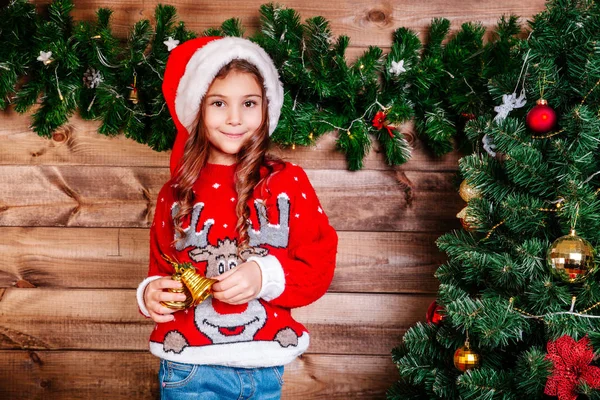 Retrato de niña feliz decorando árbol de Navidad —  Fotos de Stock