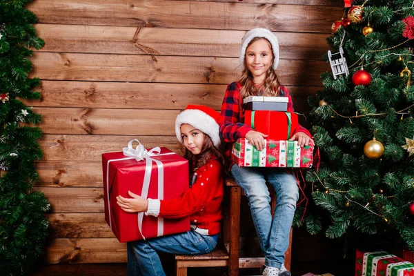 Καλά Χριστούγεννα Και Καλές Διακοπές Δύο Χαριτωμένα Μικρά Κορίτσια Παιδί — Φωτογραφία Αρχείου