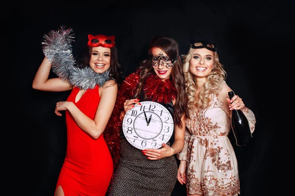 Mulheres Bonitas Comemorando Ano Novo Retrato Meninas Sorridentes Felizes Vestidos — Fotografia de Stock