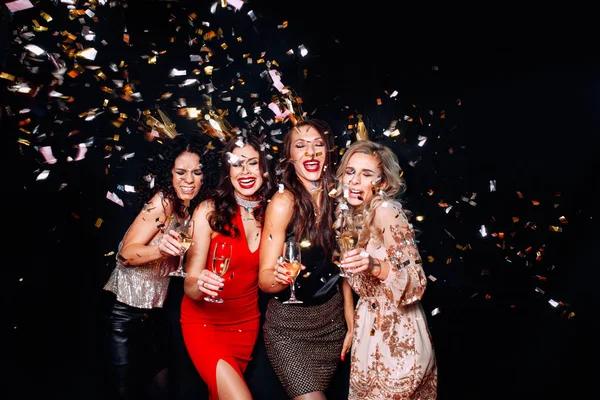 Jovens Mulheres Atraentes Comemorando Uma Festa Bebendo Champanhe Dançando Espumante — Fotografia de Stock