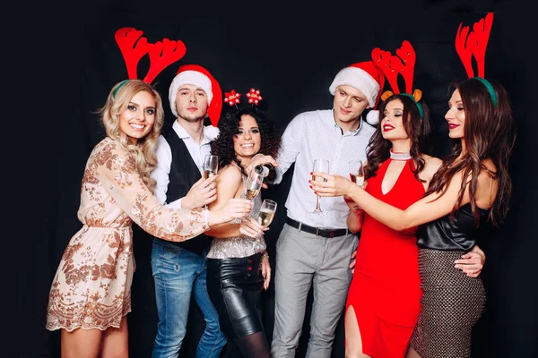 Jongeren Met Glazen Champagne Kerstfeest — Stockfoto