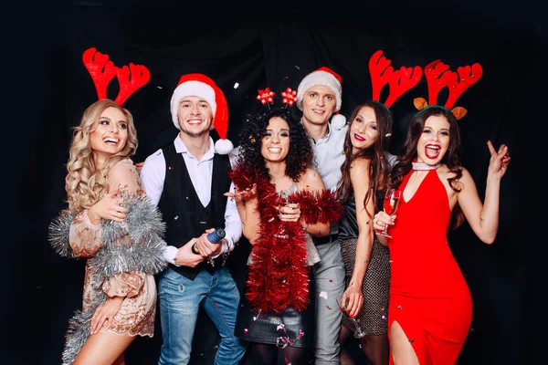 Amigos celebrando la fiesta de Navidad o Año Nuevo —  Fotos de Stock