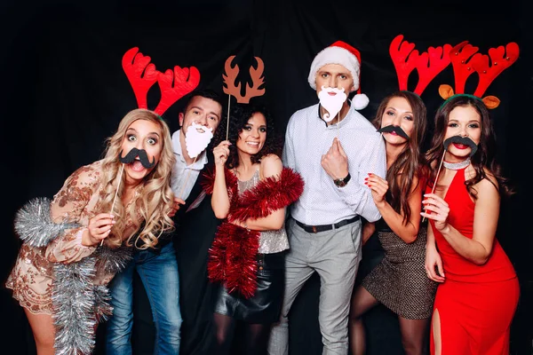 Altı Genç komik arkadaşlar, dört kız ve Noel kutlamaları sırasında iki erkek. Arkadaşlar eğlenmeye Club grubudur. Yeni yıl partisi — Stok fotoğraf