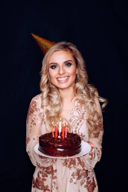 Doğum günü pastası mumlar ile tutan genç güzel sarışın kız portresi