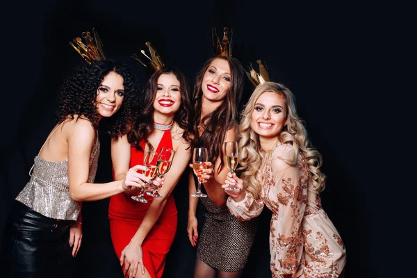 Quatro jovens mulheres bonitas juntos celebrando a festa — Fotografia de Stock