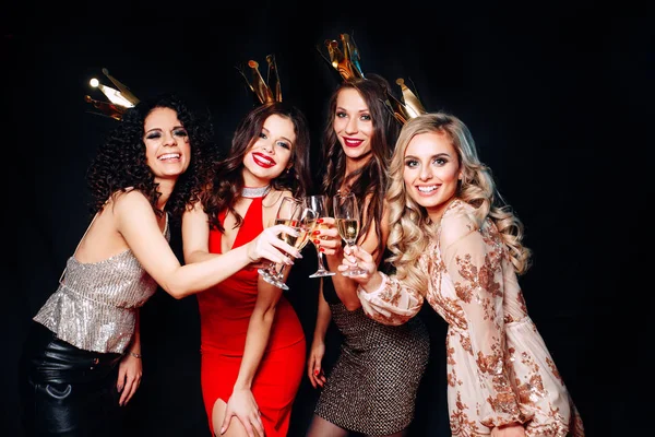 Τέσσερις νεαρές όμορφες γυναίκες μαζί γιορτάζουν κόμμα — Φωτογραφία Αρχείου