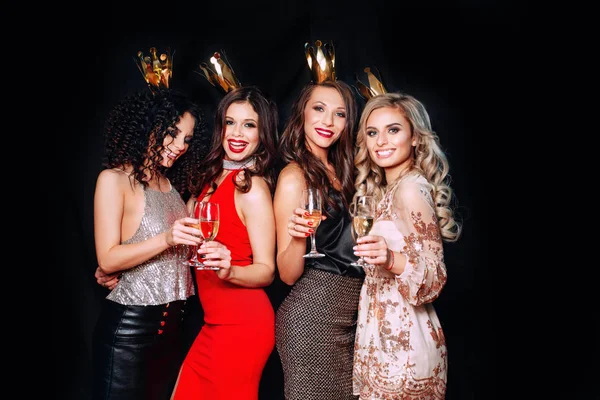 Cztery piękne młode kobiety razem obchodzi party — Zdjęcie stockowe