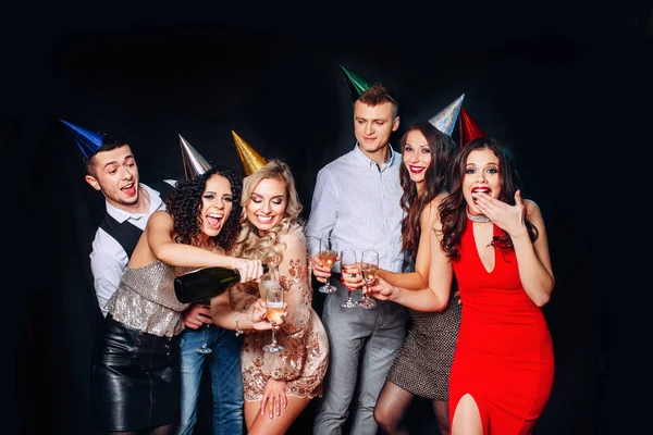Jovens alegres com champanhe fazendo festa — Fotografia de Stock