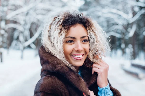 Retrato de cerca de una hermosa joven afroamericana en el bosque de invierno —  Fotos de Stock