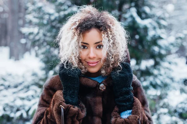 눈 겨울 숲에서 아름 다운 젊은 아프리카 미국 여자의 클로즈업 초상화 — 스톡 사진