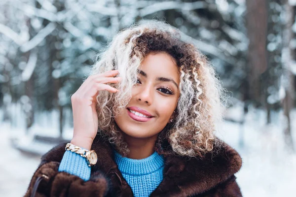 Close-up πορτρέτο του όμορφη νεαρή afro Αμερικανός γυναίκα στο δάσος του χειμώνα χιόνι — Φωτογραφία Αρχείου