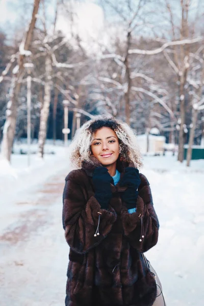 Açık yakın çekim portre afro saçlı Genç güzel şık kadının kış Park'ta kürk palto giyiyor. Kış modası, Noel tatil kavramı. — Stok fotoğraf