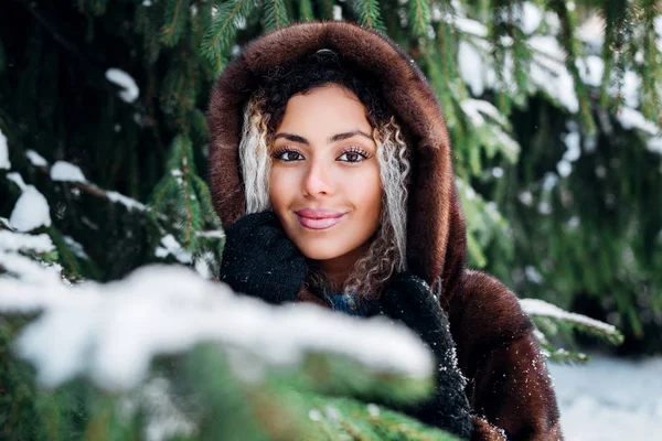 Close-up portrait of beautiful young afro american woman in winter forest — Stock Photo, Image