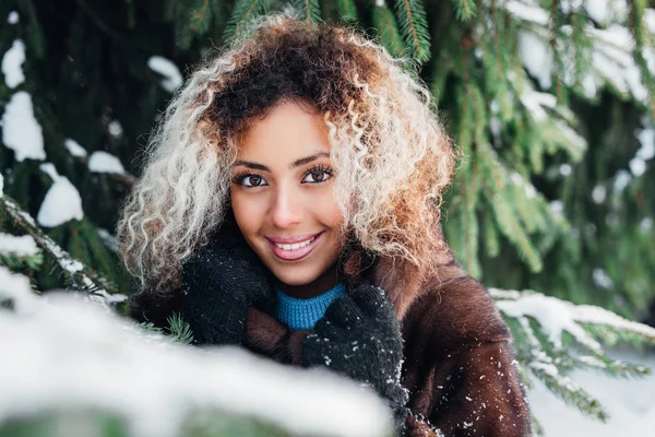 Retrato de cerca de una hermosa joven afroamericana en el bosque de invierno —  Fotos de Stock