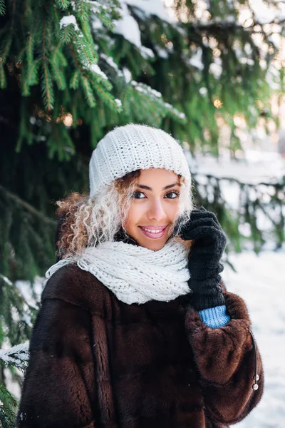 겨울 숲에 아프로 머리와 아름 다운 젊은 여자의 초상화를 닫습니다. 크리스마스, 겨울 휴가 개념입니다. 강 설. — 스톡 사진