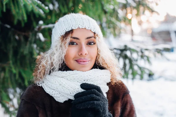 Primer plano retrato de joven hermosa chica con pelo afro en el bosque de invierno. Navidad, concepto de vacaciones de invierno. Nieve . —  Fotos de Stock